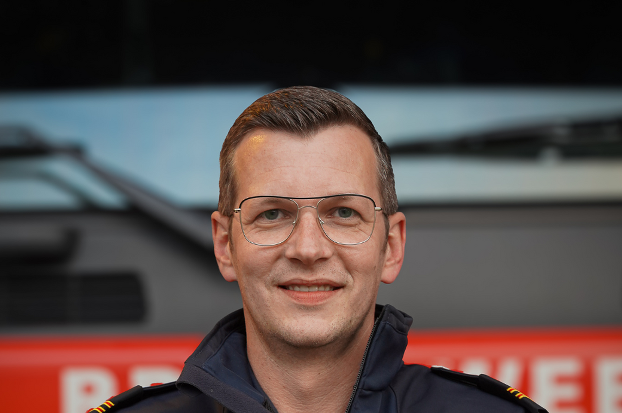 marijn oosdijk geknipt voor brandweerauto