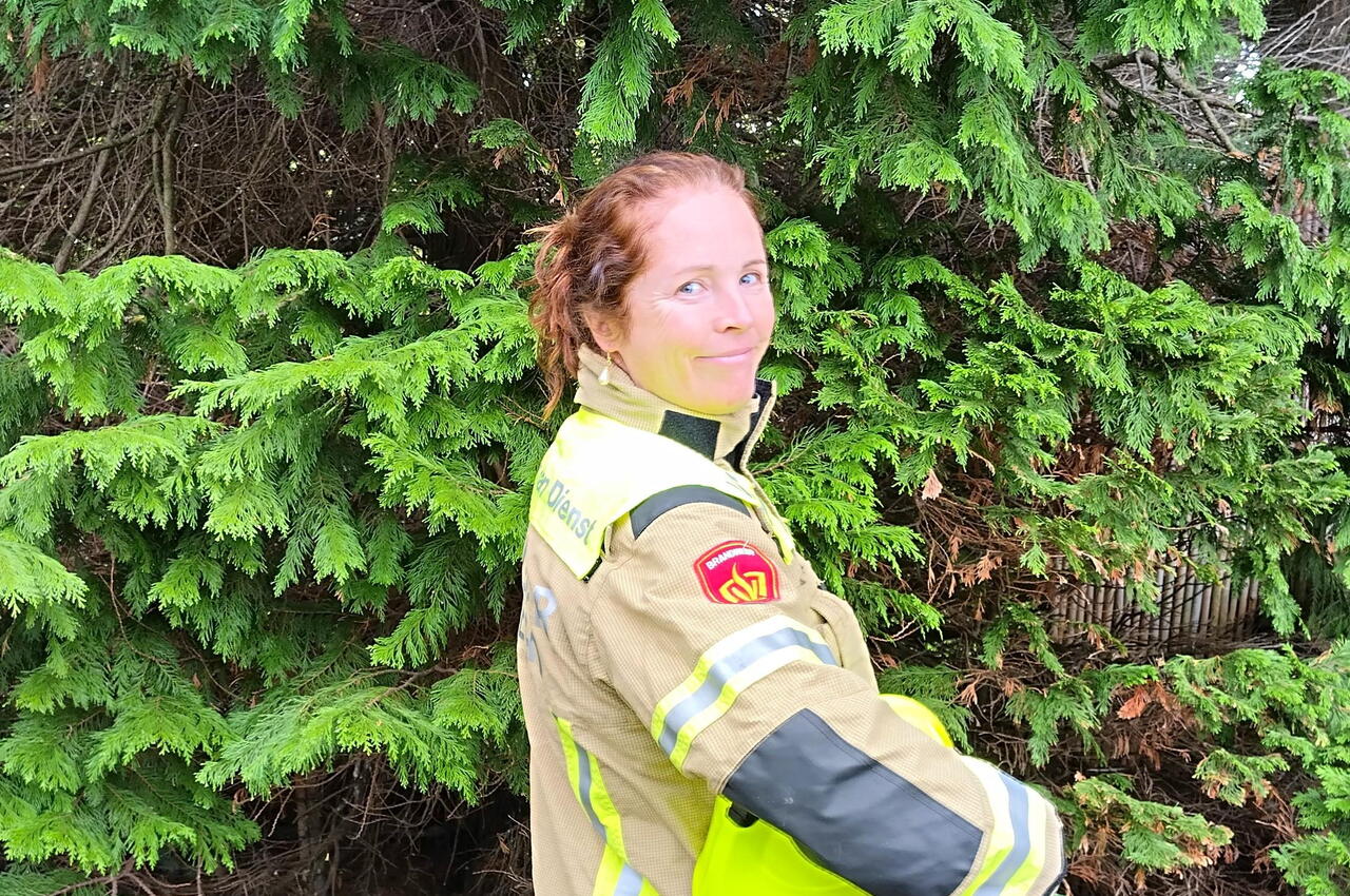 Rachel in tuin met helm