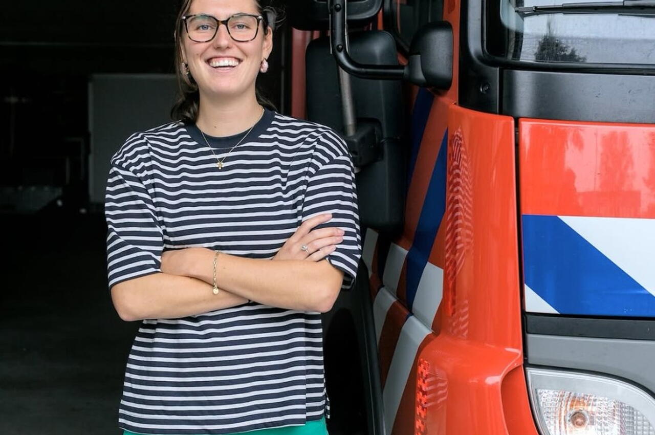 vrouw voor brandweerauto