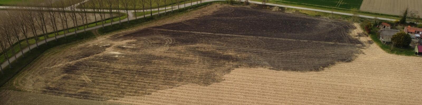 Luchtfoto van afgebrand perceel waar olifantengras op stond