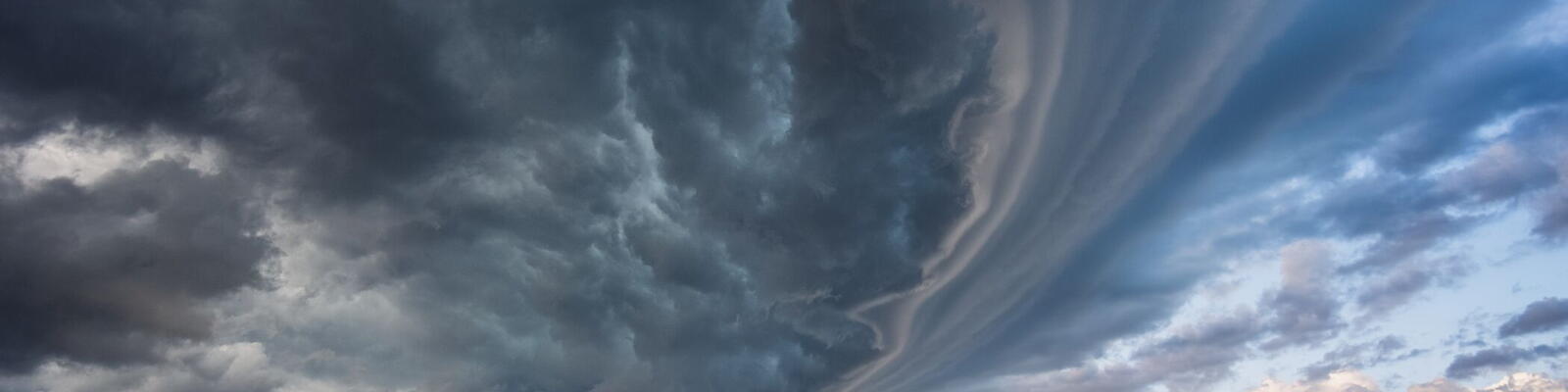 Extreem weer, donkere lucht