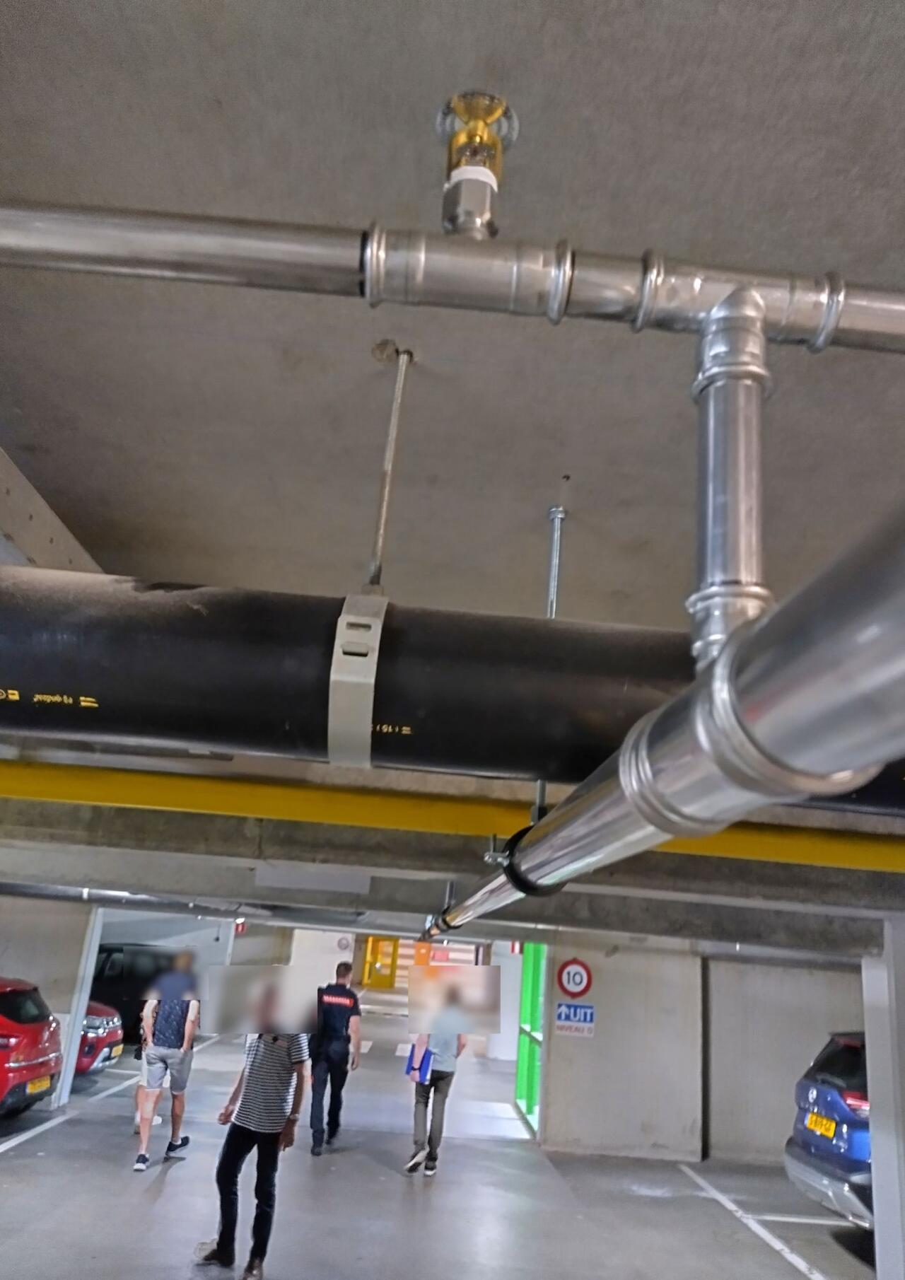 Water-mistinstallatie in parkeergarage