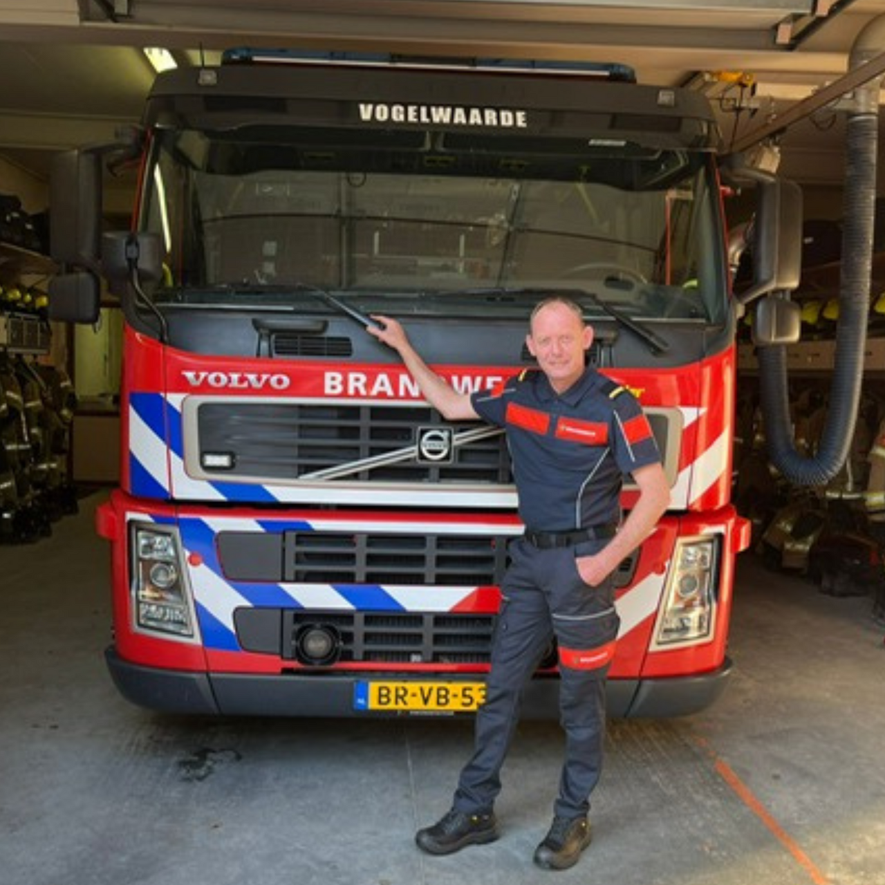 Brandweerman Davy de Bakker voor de tankautospuit van de post Vogelwaarde
