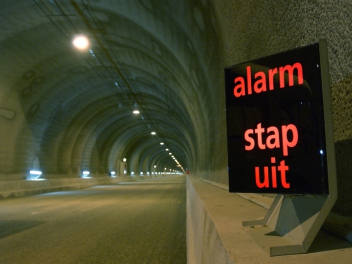 Westerscheldetunnel. Bordje alarm stap uit. 