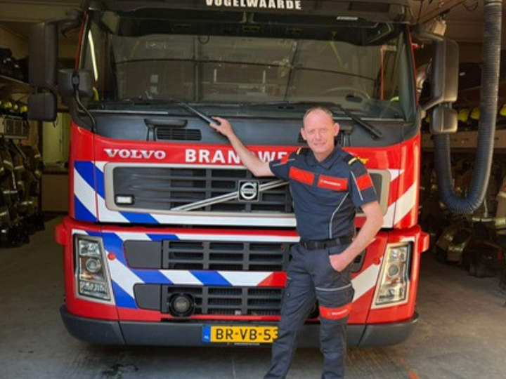 Brandweerman Davy de Bakker voor de tankautospuit van de post Vogelwaarde