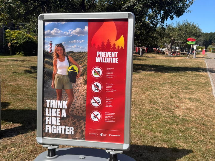 Think like a firefighter stoepbord natuurbrand